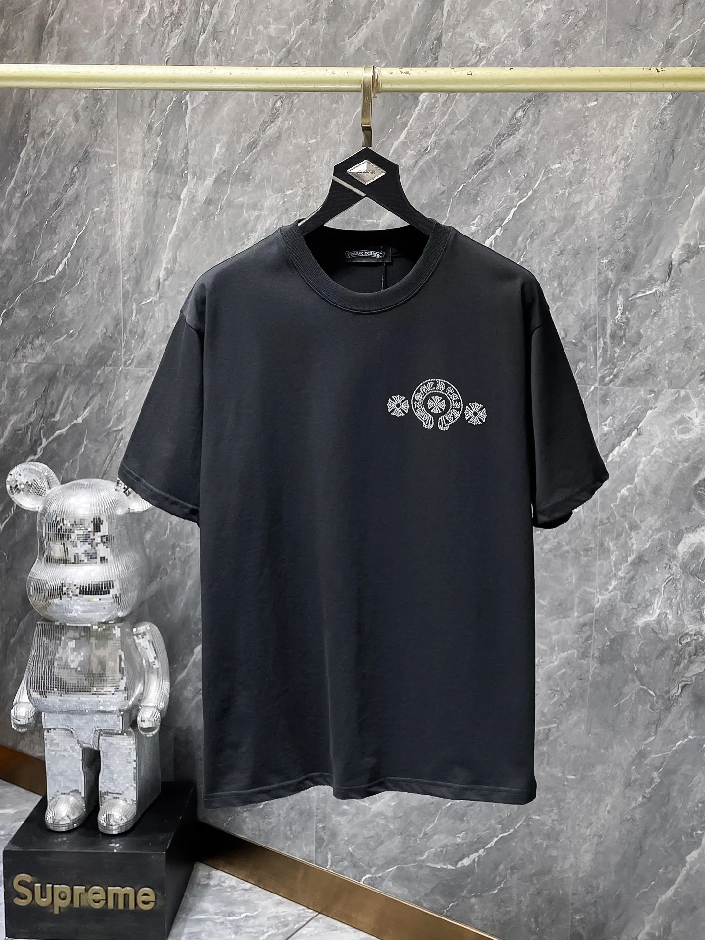 P166 New Chrome Hearts 25ss for summer. High-weight, environmentally friendly and high-quality top-grade fabric. 260g~270g. Heavy-duty hot-drilled horseshoes and Sanskrit letters cross short sleeves. Counter synchronization. 1:1 replica version. Recommended colors: black, white, gray. Size: S, M, L, XL.